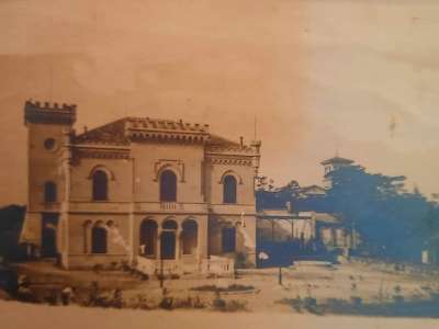 La struttura alberghiera prese il posto, nel 1982, di una seconda dimora esistente nel parco: Villa Giulia. In un'antica foto possiamo vedere la bellezza di questa residenza scomparsa, che appariva come un castelletto neogotico con merlature, garitte, torrino e un piccolo pronao di ingresso  